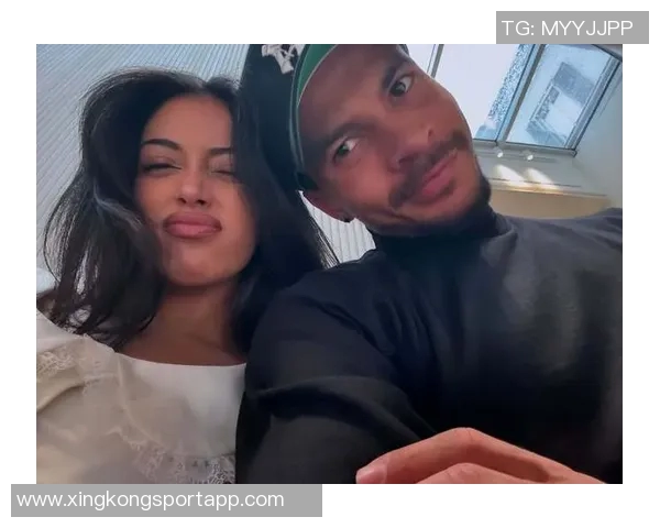 女神对决瓦尔加黑丝魅力无限胡梅尔斯女友展现完美曲线