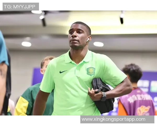 法比奥幽默回应裤子破洞事件揭示他为比赛付出的努力与坚持