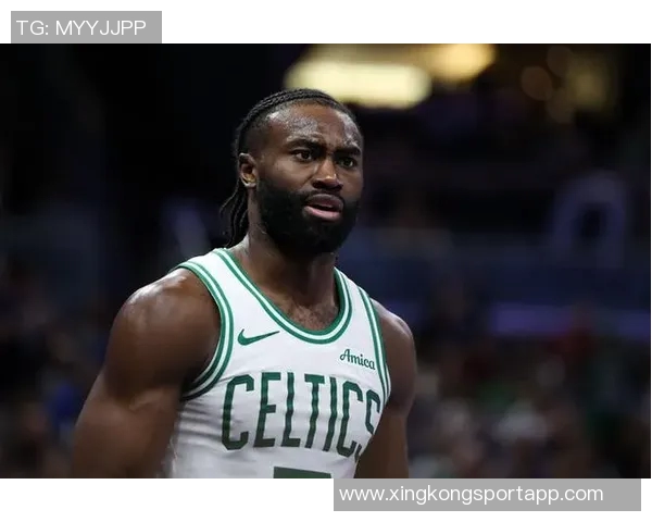 杰伦布朗对裁判漏判乔治铲翻表示愤怒认为这种情况不可接受